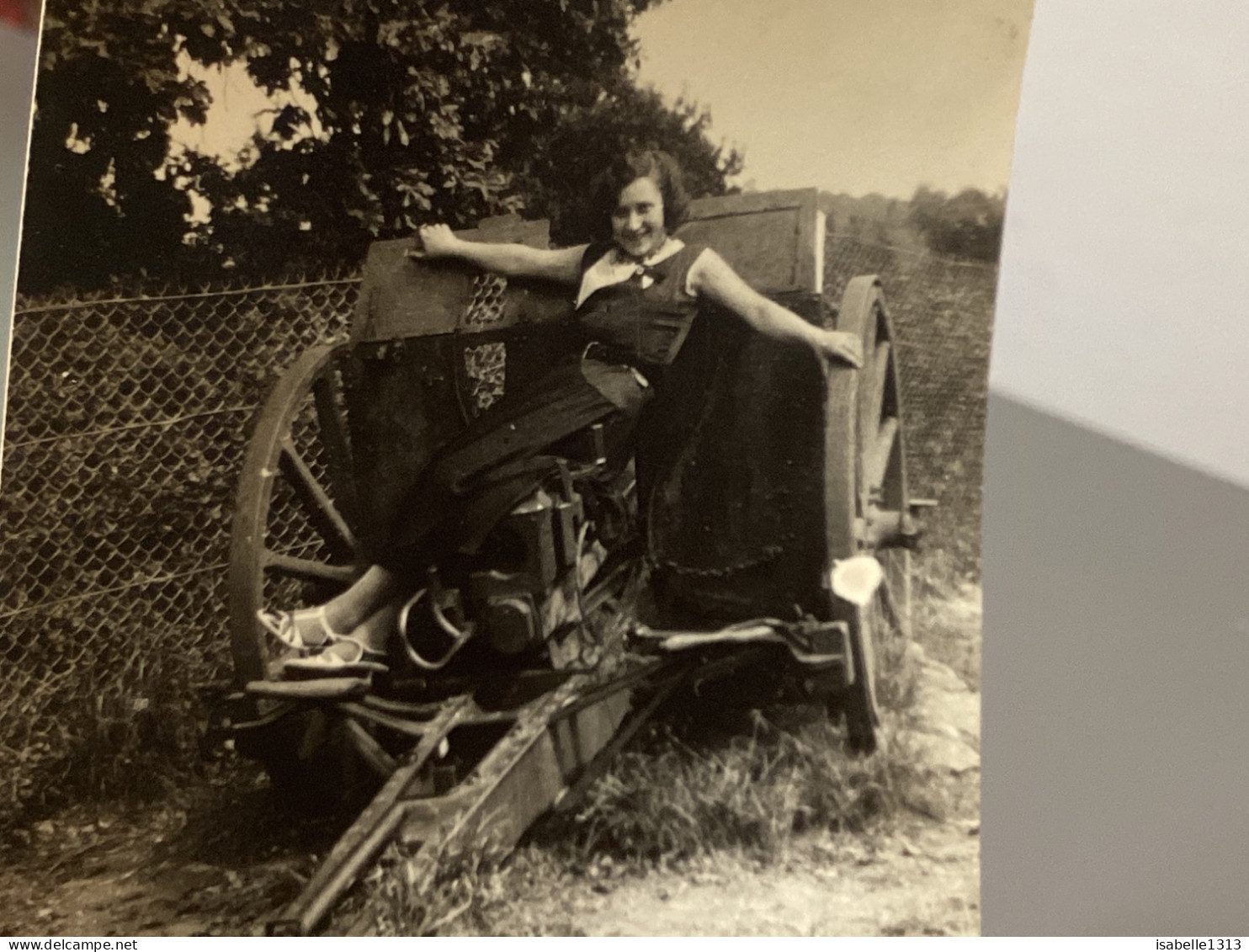 Photo Snapshot 1930 Briançon, Belle Jeune Femme, Allongée Sur Un Tracteur Matériel Agricole, Posé Au Bord D’un Chemin - Plaatsen