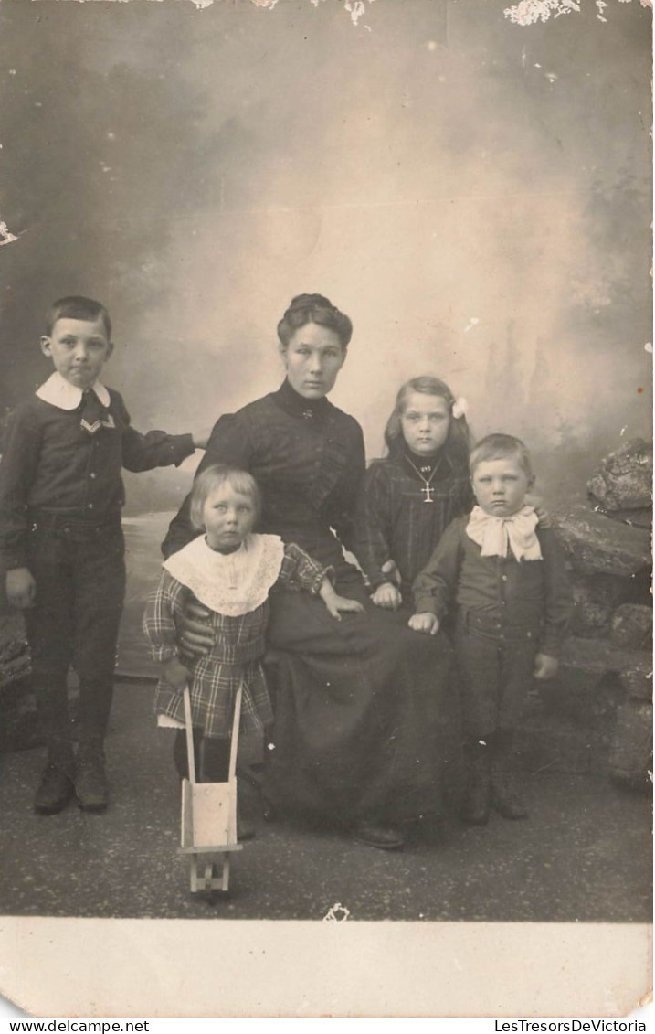 CARTE PHOTO - Une Mère Avec Ses 4 Enfants - Animé - Carte Postale Ancienne - Photographie