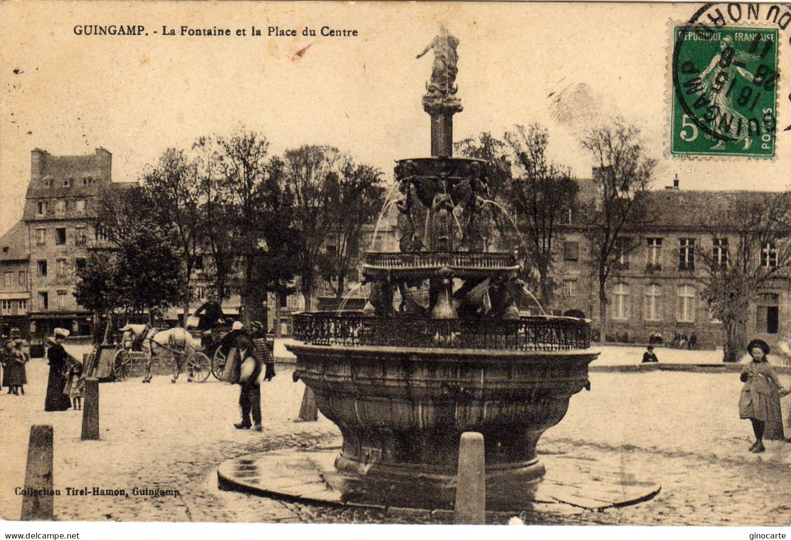 Guingamp La Fontaine Et La Place Du Centre - Guingamp