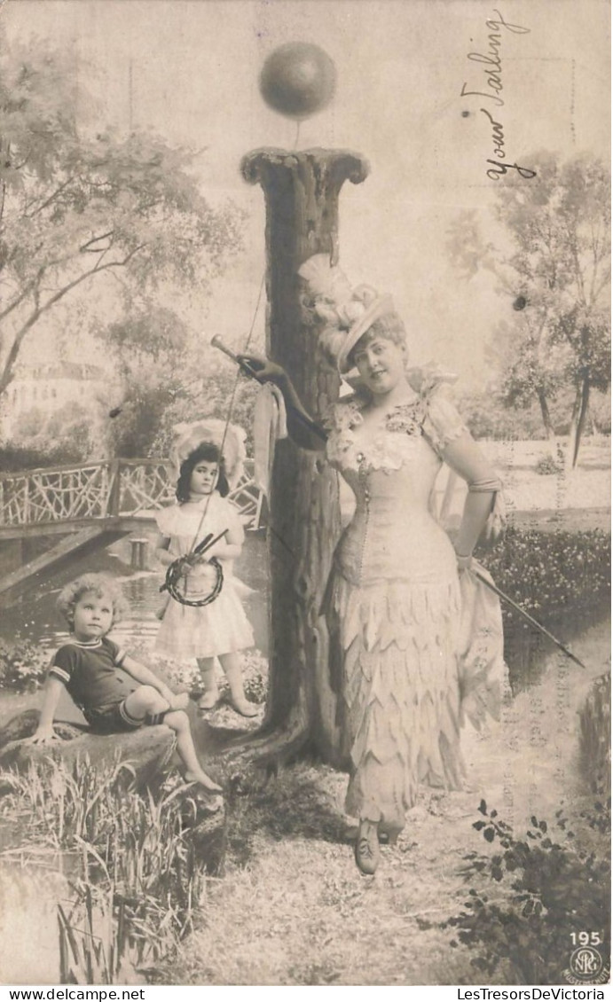 FANTAISIES - Une Femme Et Deux Enfants Au Parc - Animé - Carte Postale Ancienne - Femmes