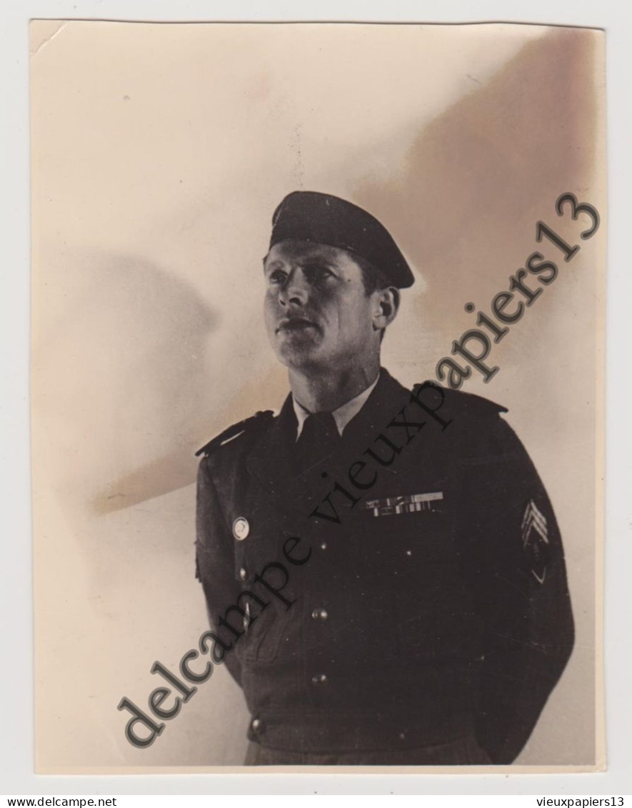 Photo Originale C.1960 Légionnaire En Uniforme Béret Para ? - Légion étrangère - Sergent Chef Insignes - 11x8,5 Cm. - Oorlog, Militair