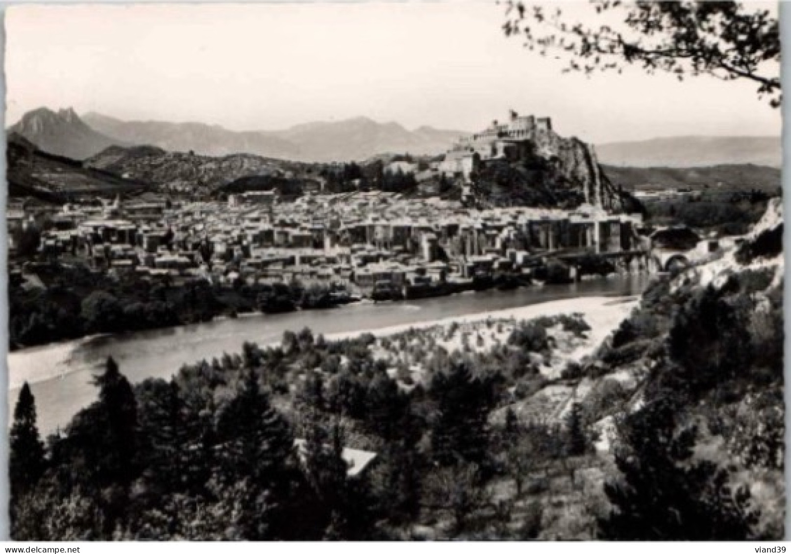 SISTERON. -  La Ville Et La Durance. .   Non Circulée. - Sisteron