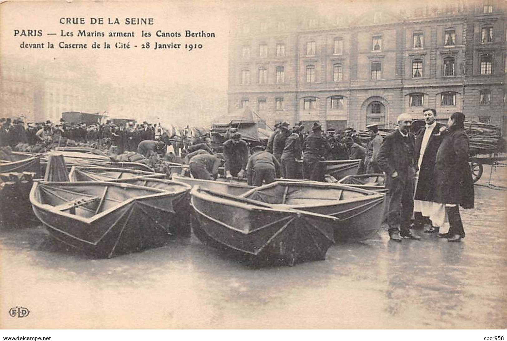 75 - PARIS - SAN51934 - Les Marins Arment Les Canots Berthon Devant La Caserne De La Cité - 28 Janvier 1910 - Die Seine Und Ihre Ufer