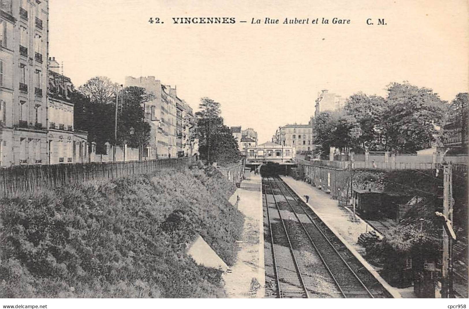 94 - VINCENNES - SAN52223 - La Rue Aubert Et La Gare - Vincennes