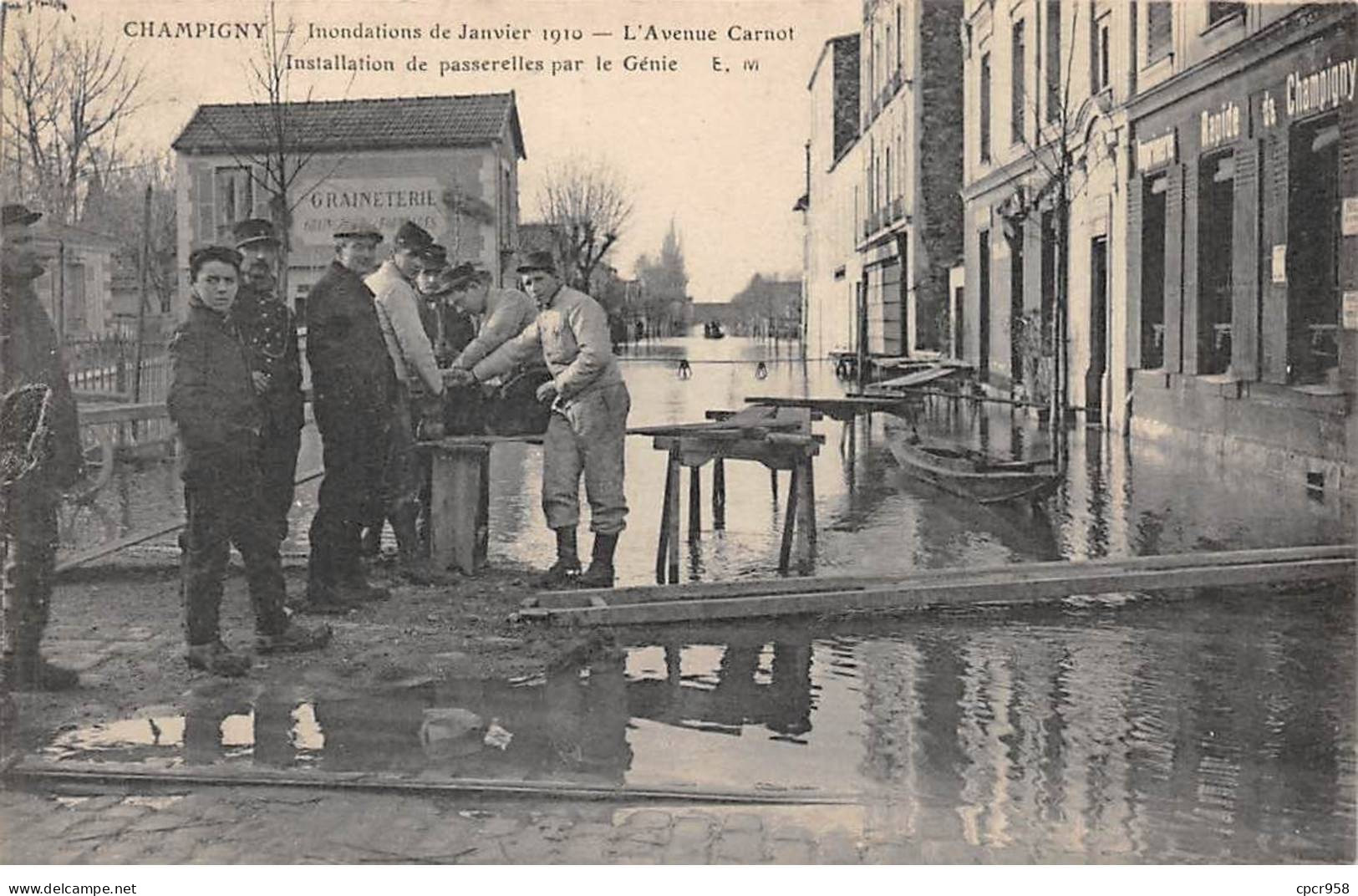 94 - CHAMPIGNY - SAN52230 - Inondations De Janvier 1910 - L'Avenue Carnot - Installation De Passerelles Par Le Génie - Champigny Sur Marne