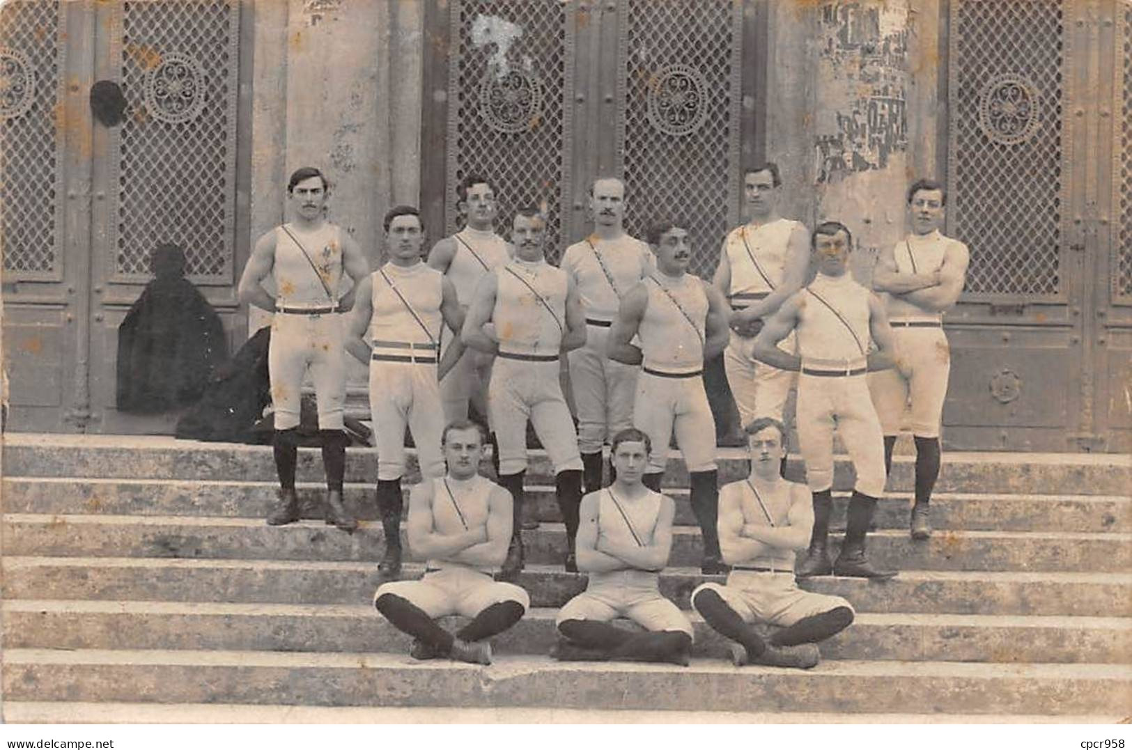 Sports - N°84095 - Une équipe De Sportif Sur Un Perron - Carte Photo - Autres & Non Classés