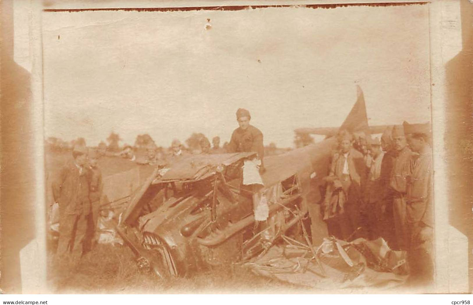 Aviation - N°84097 - Militaires Autour D'un Avion Accidenté - Carte Photo à Localisé - Accidents