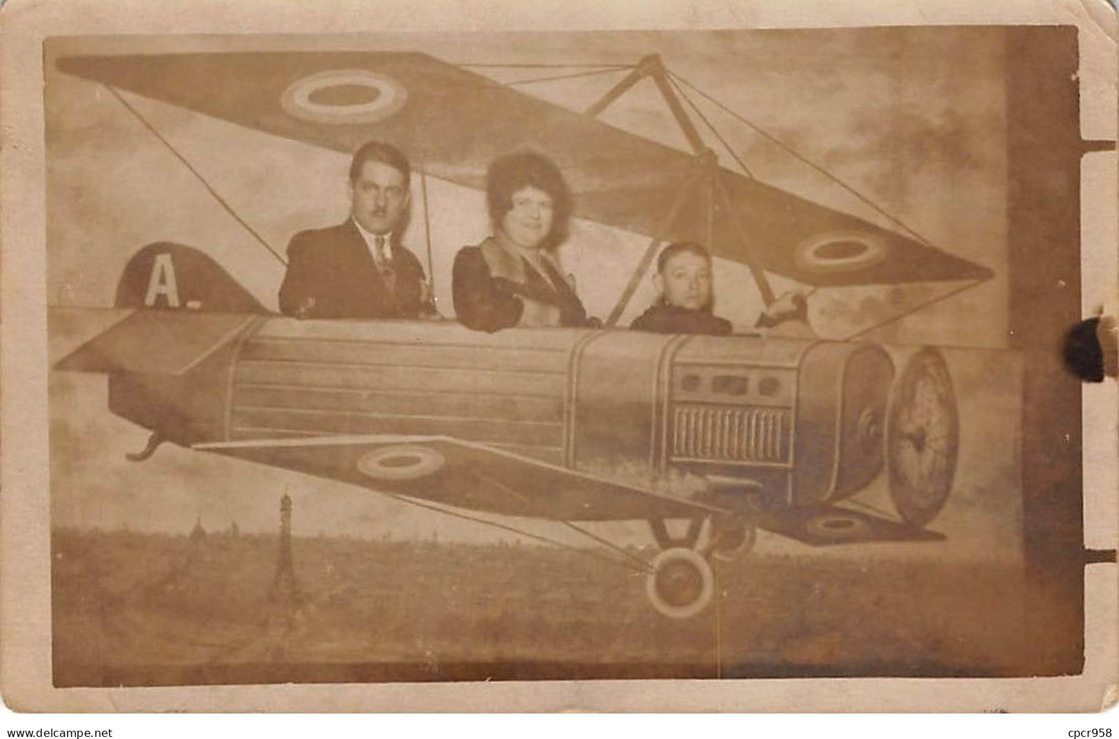 Carte A Système - N°84158 - Famille Dans Un Avion - Carte Photo Avec Montage - Mechanical