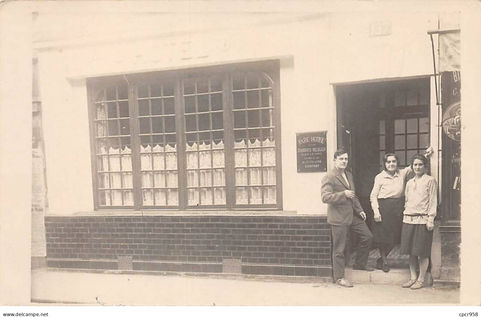 75 - N°83367 - PARIS - Jeunes Gens Sur Le Pas De Porte D'un Hôtel - Parc Hôtel - Commerce, Métier - Carte Photo - Cafés, Hôtels, Restaurants