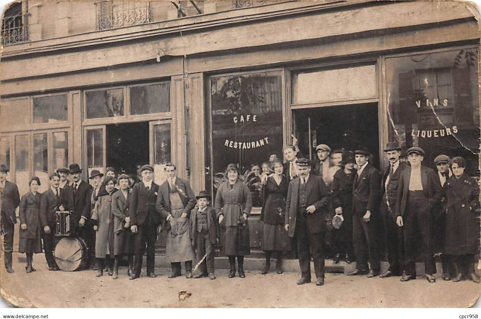 75 - N°83369 - PARIS - Groupe, Certains Avec Des Instruments Devant Un Café-restaurant - Commerce, Métier - Carte Photo - Cafés, Hoteles, Restaurantes