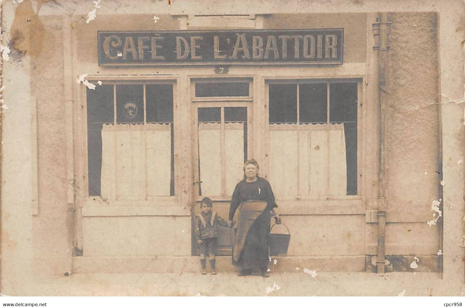 75 - N°83380 - PARIS - Une Femme Et Un Enfant Devant Le Café De L'Abattoir - Commerce, Métier - Carte Photo à Localiser - Cafés, Hôtels, Restaurants