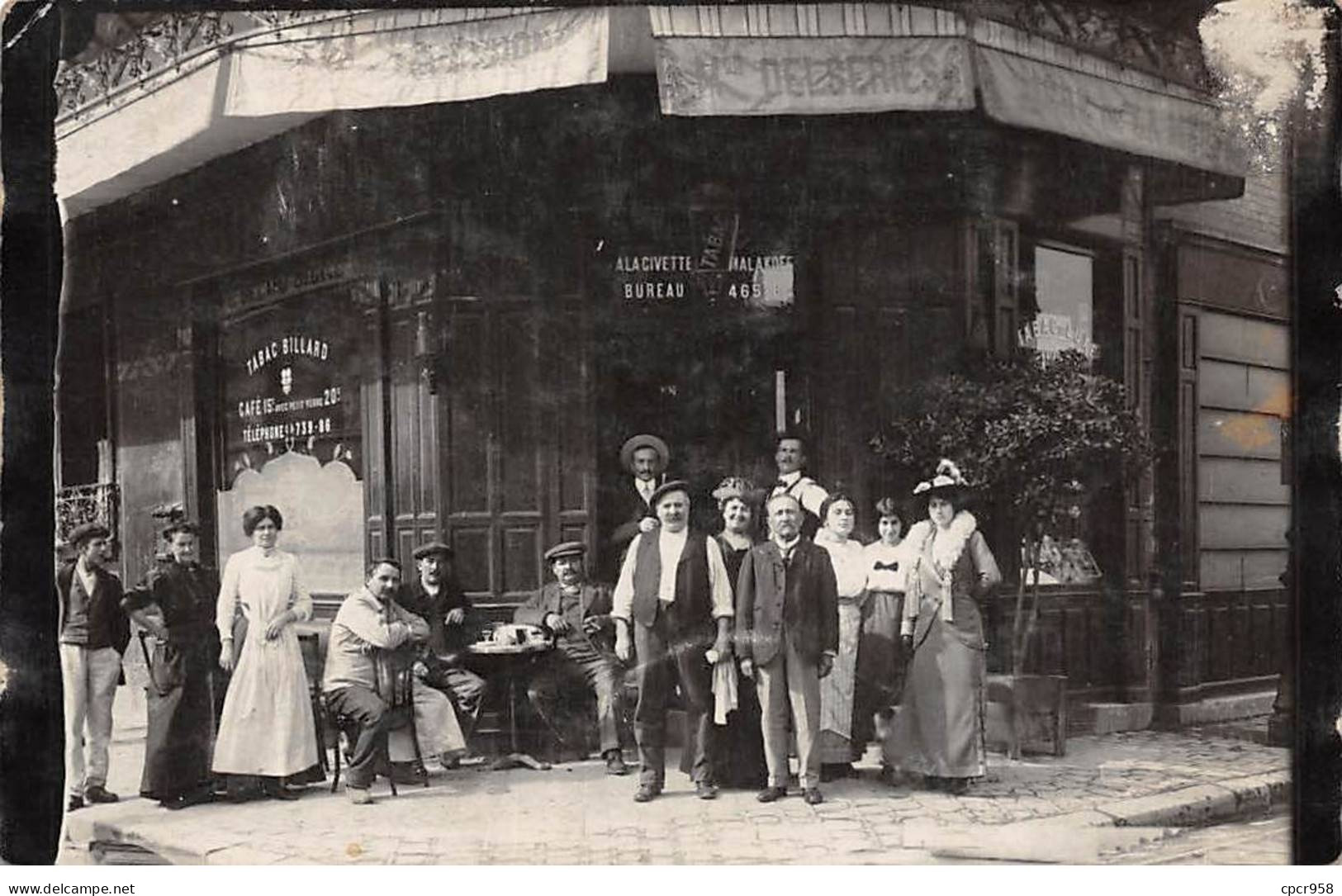 75 - N°83372 - PARIS - Groupe Devant Un Café Tabac - Maison Delseries - Commerce - Carte Photo à Localiser, Pliée - Cafés, Hôtels, Restaurants