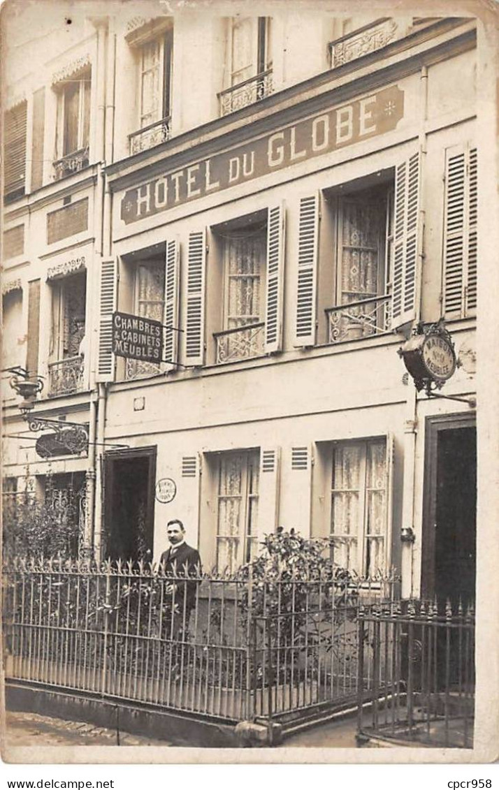 75 - N°83407 - PARIS - Homme Devant L'Hôtel Du Globe - Commerce - Carte Photo à Localiser - Cafés, Hotels, Restaurants