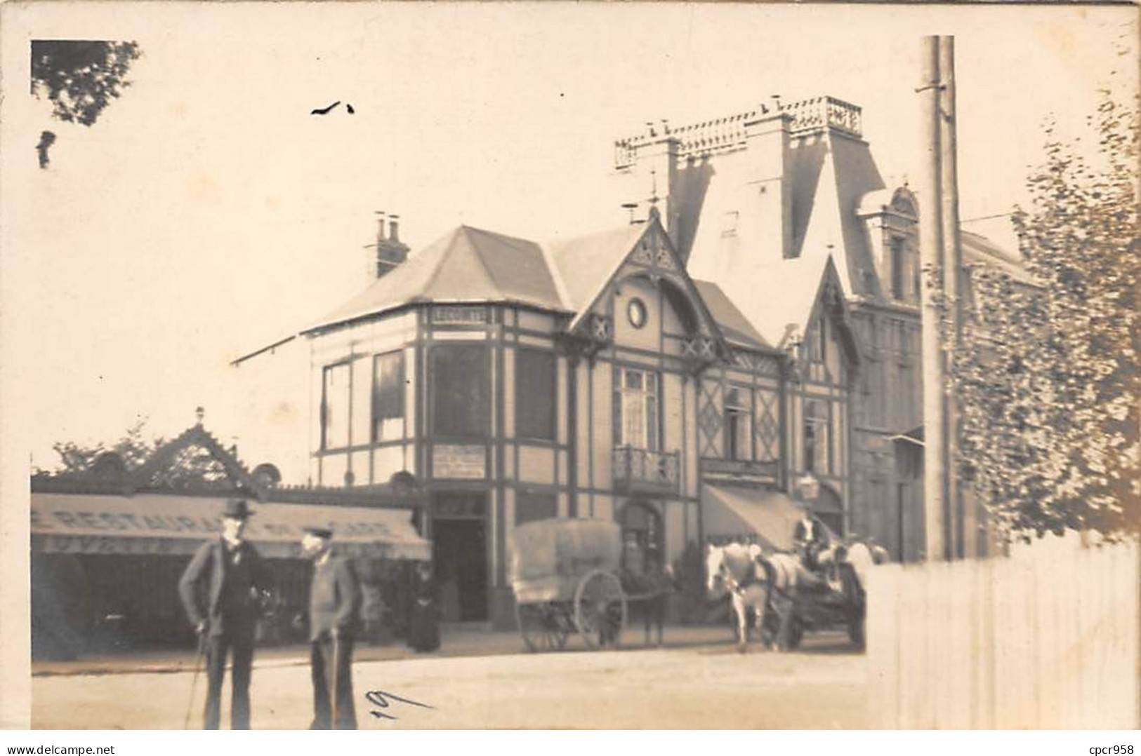 75 - N°83406 - PARIS - Hommes Dans Un Rue Devant Un Café Restaurant - Carte Photo à Localiser - Cafés, Hoteles, Restaurantes