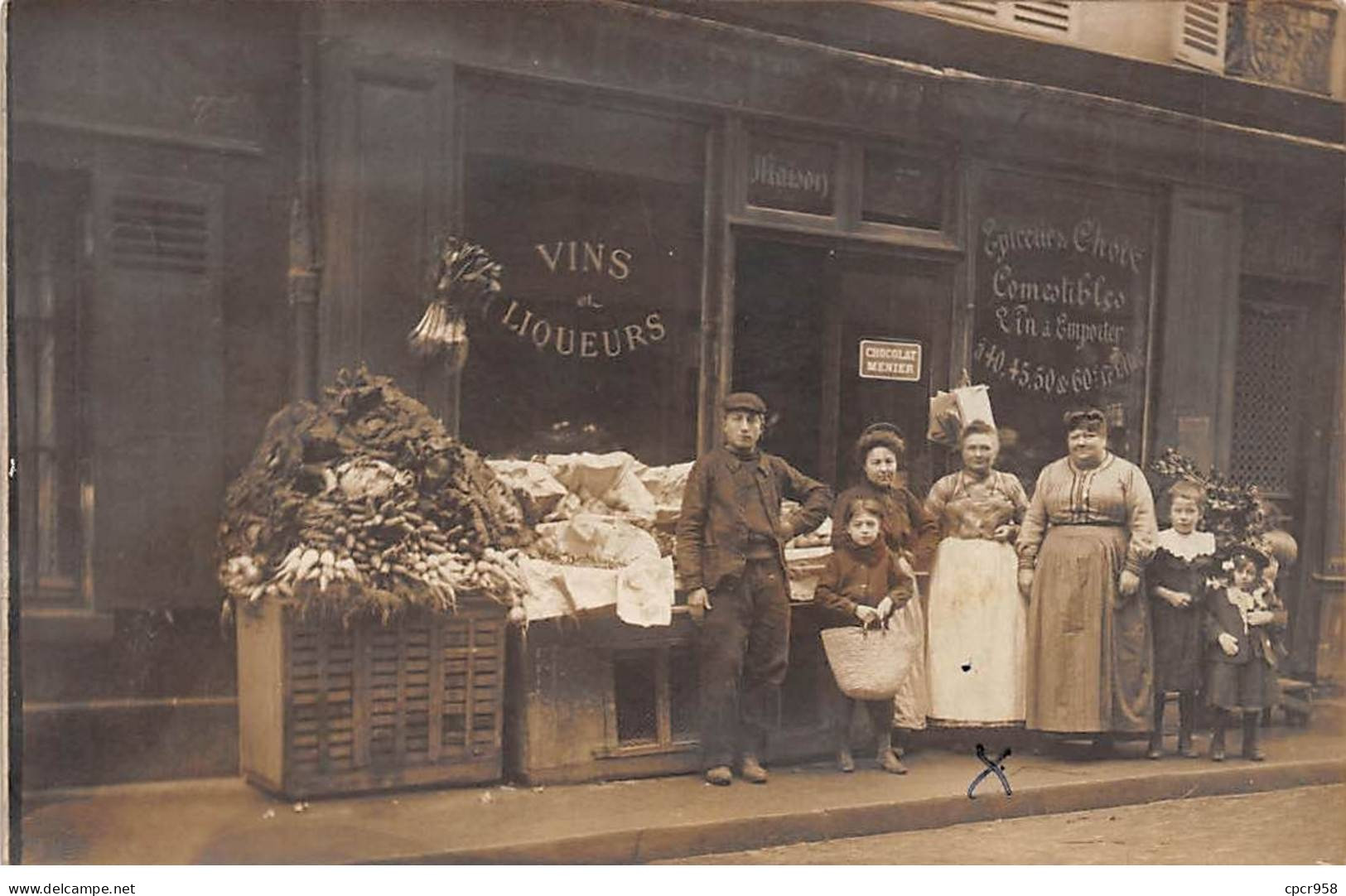 75011 - N°83412 - PARIS - Une Famille Devant Une épicerie Rue De La Roquette - Carte Photo - Distretto: 11