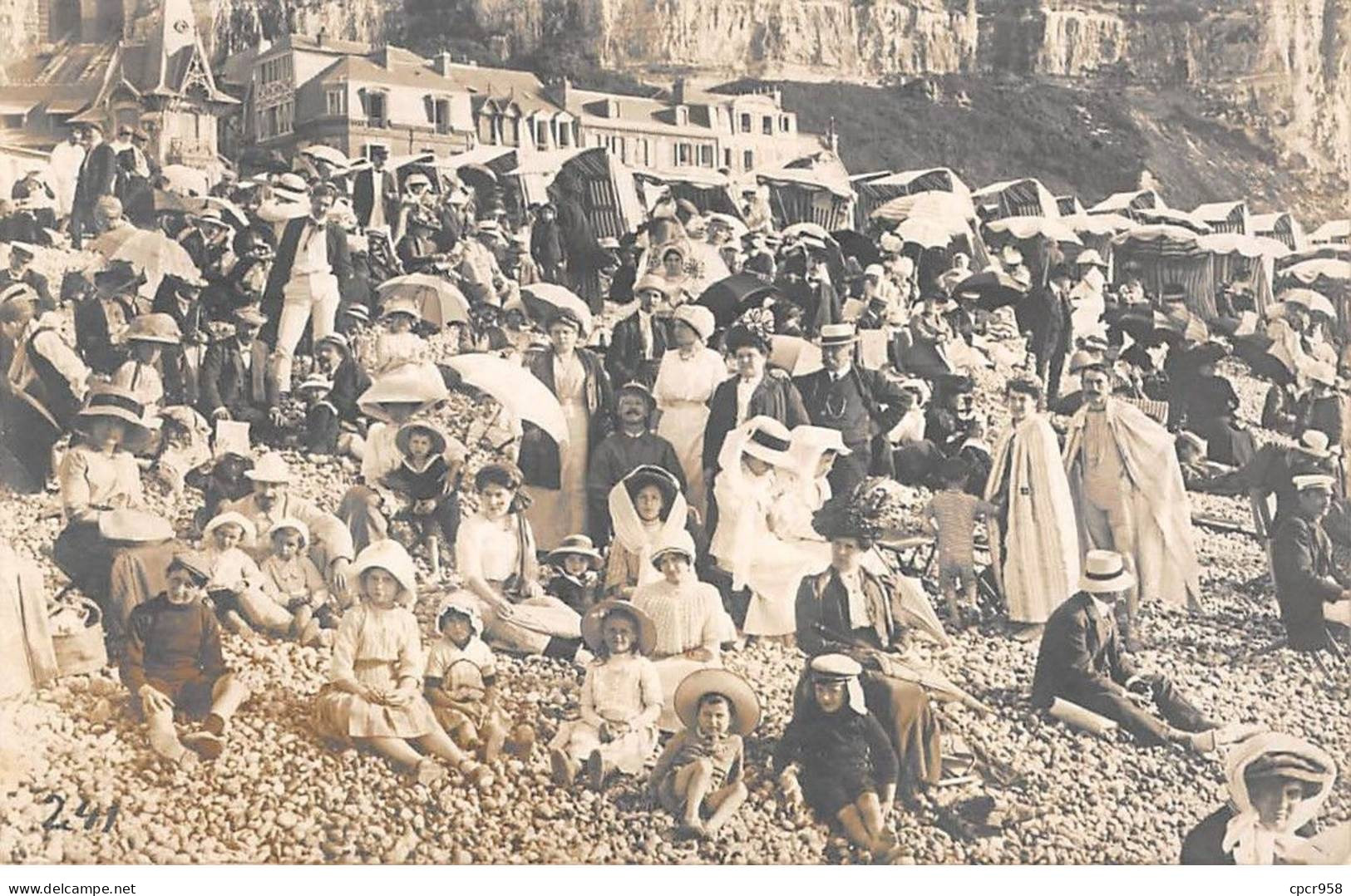 76 - N°83417 - ETRETAT - Groupe Sur Une Plage Au Pied Des Falaises - Carte Photo - Etretat