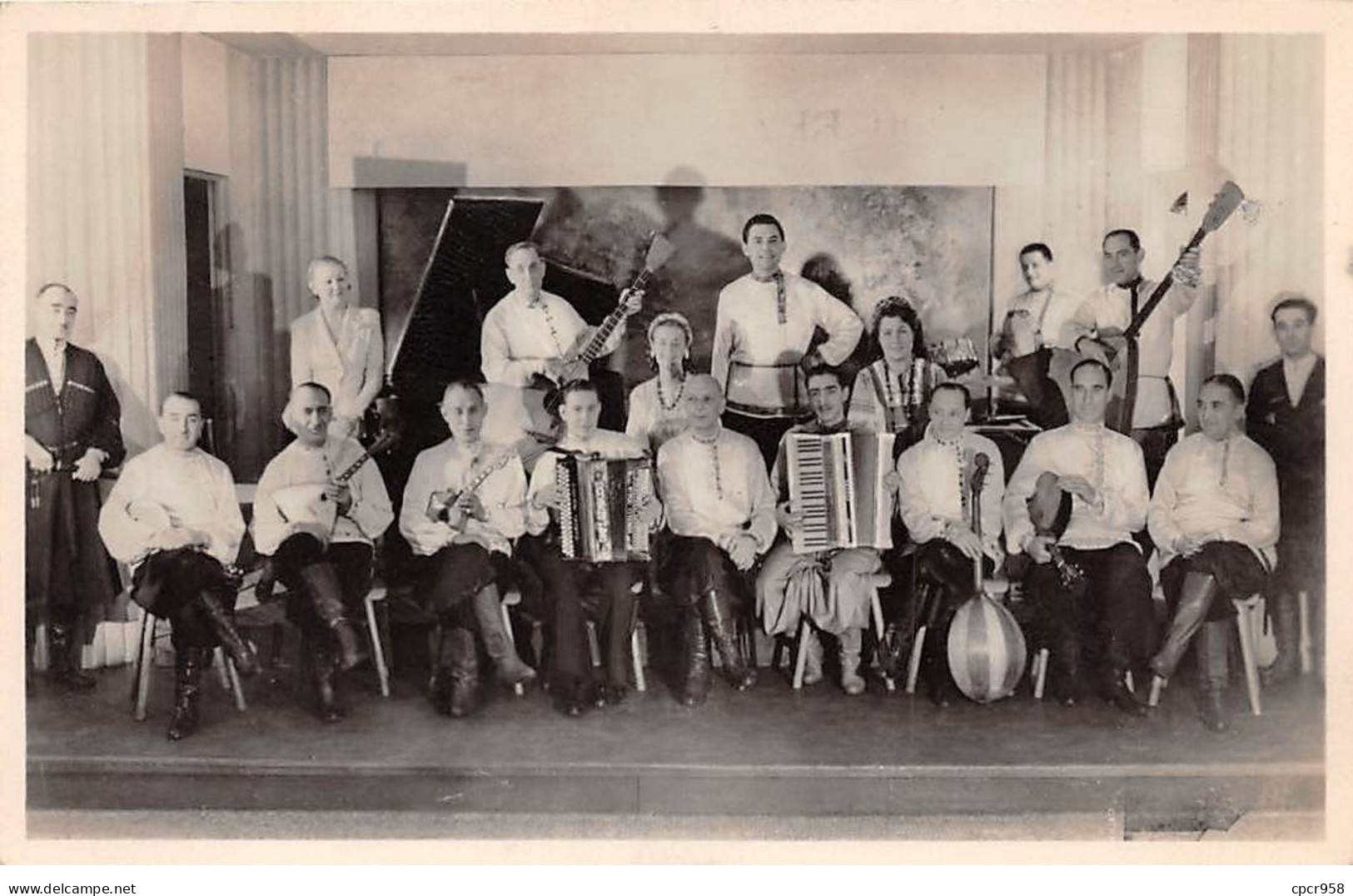 75017 - N°83410 - PARIS - Musiciens Russes Sur Une Estrade - Carte Photo - Paris (17)