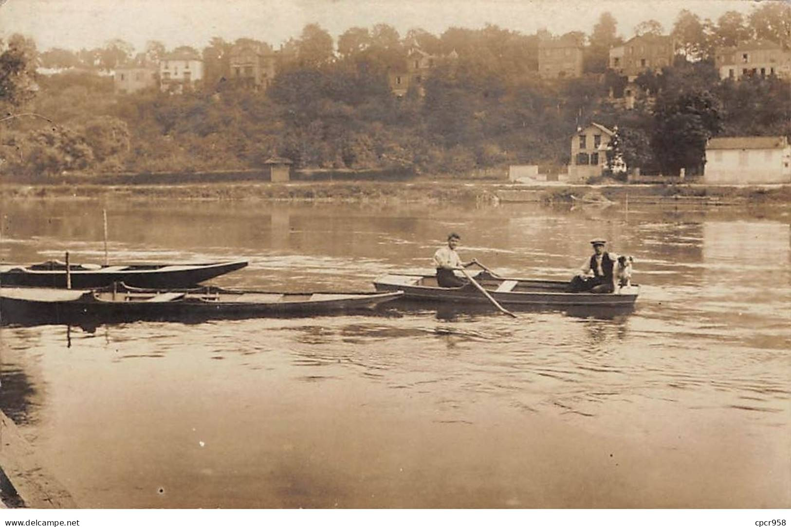 95 - N°83449 - LA FRETTE-SUR-SEINE ??? - Hommes Avec Un  Chien Dans Une Barque - Carte Photo à Localiser - La Frette-sur-Seine