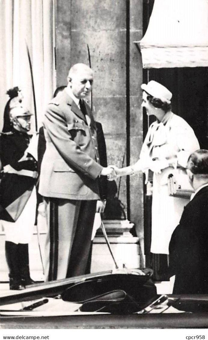 Militaire - N°83498 - Charles De Gaulle Saluant La Reine De Belgique - Carte Photo - Personnages