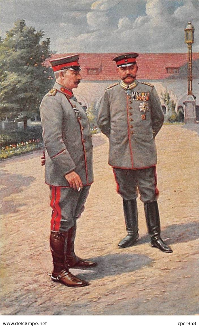 Militaire - N°83515 - Deux Officiers Dans Une Cour - Croix-rouge - Uniforms