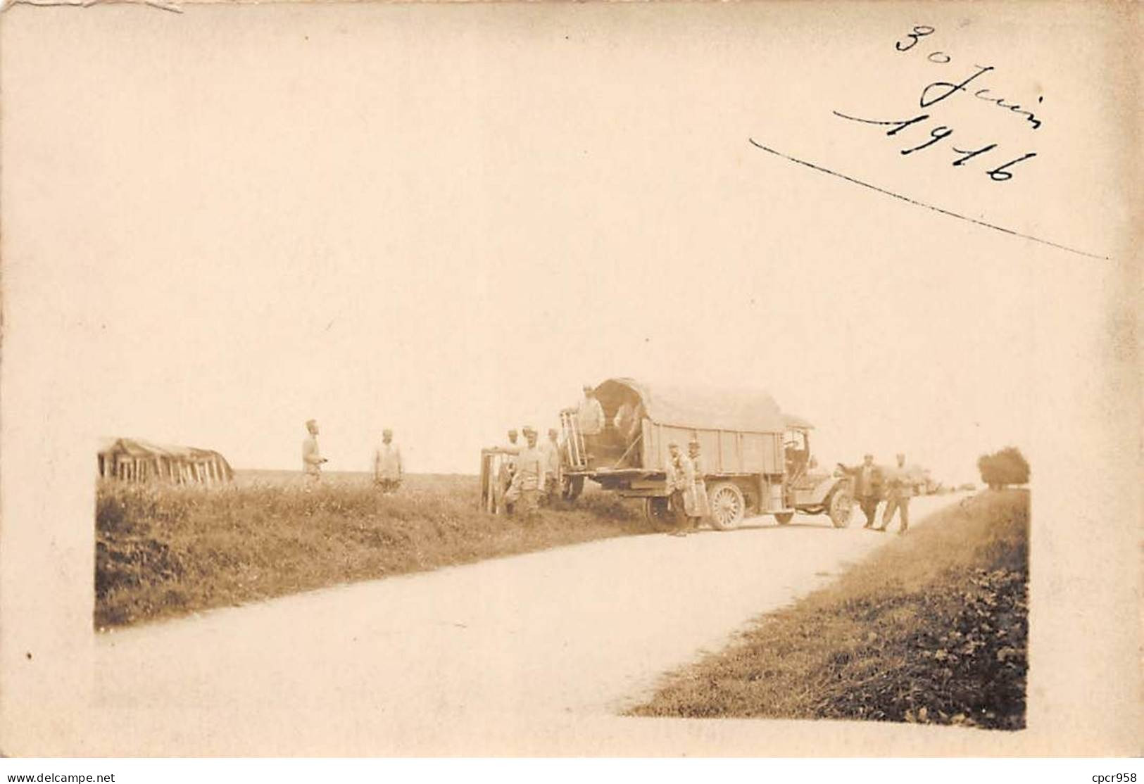 Militaire - N°83528 - Militaires Et Camion Au Bord D'une Route - Carte Photo à Localiser - Material