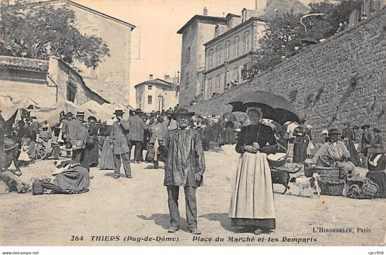 63 - THIERS - SAN55514 - Place Du Marché Et Les Remparts - Agriculture - Thiers