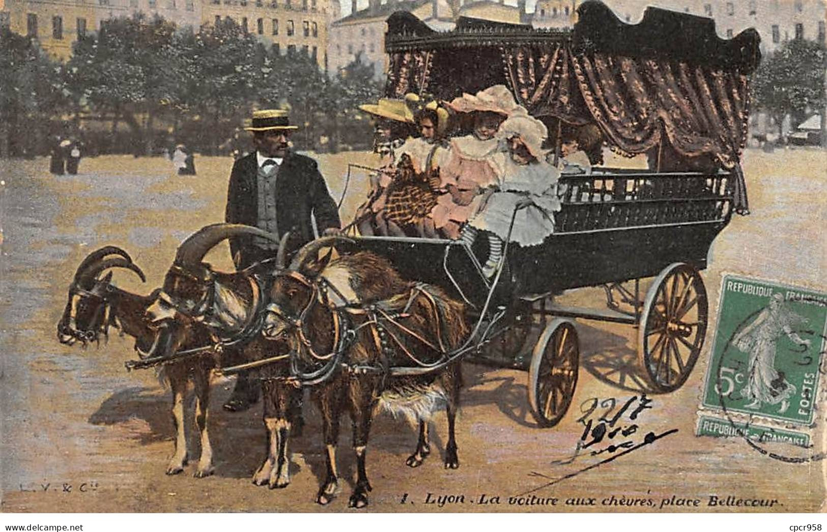 69 - LYON - SAN55595 - La Voiture Aux Chèvres - Place Bellecour - Lyon 1