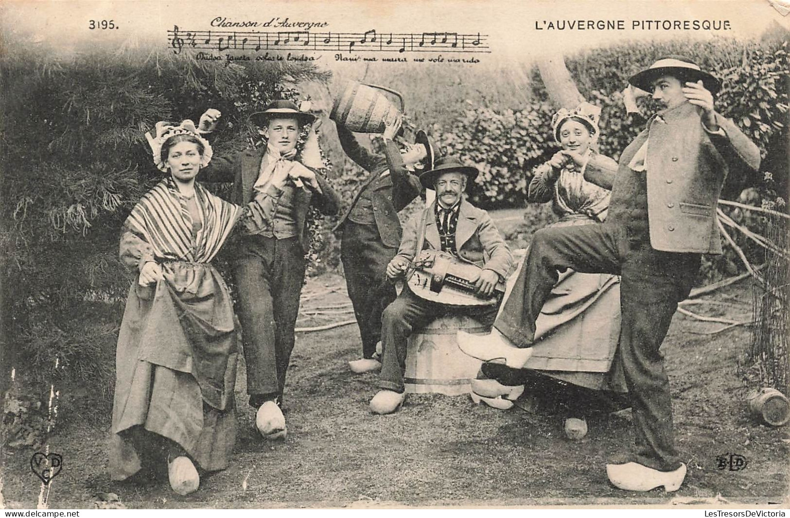 FOLKORE - Danses - L'Auvergne Pittoresque - Femmes - Hommes - Musiques - Carte Postale Ancienne - Dans