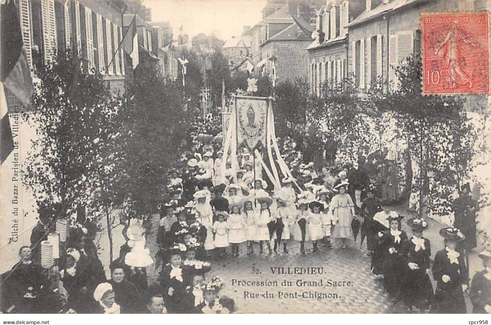 50 - VILLEDIEU LES POELES - SAN51688 - Procession Du Grand Sacre - Rue Du Pont Chignon - Villedieu