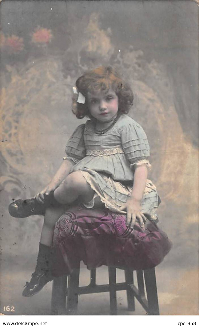 Enfants - N°83894 - Fillette Assis Sur Un Tabouret - Portraits