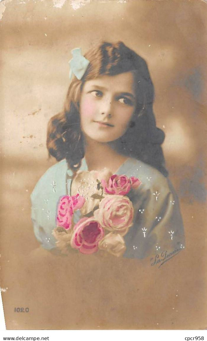 Enfants - N°83890 - Portrait D'une Jeune Fille Tenant Un Bouquet De Roses - La Pensée - Retratos