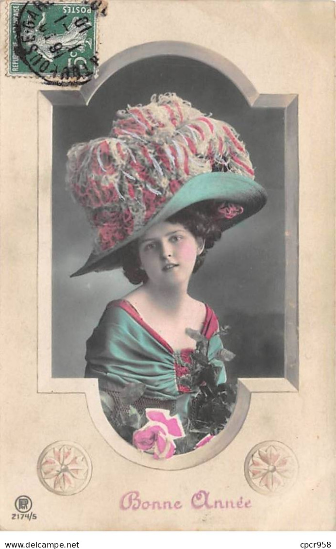 Nouvel An - N°83997 - Bonne Année - Jeune Fille Avec Un Grand Chapeau à Plumes - New Year