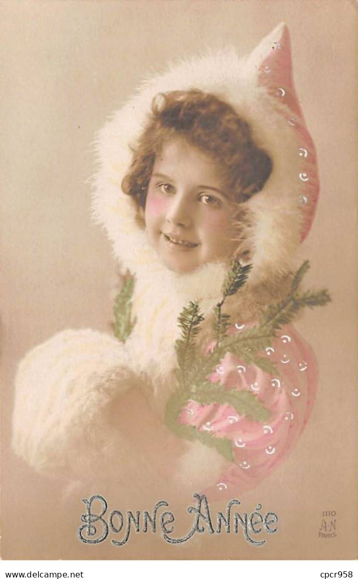 Nouvel An - N°84028 - Bonne Année - Jeune Fille Avec Un Manteau à Capuche - New Year