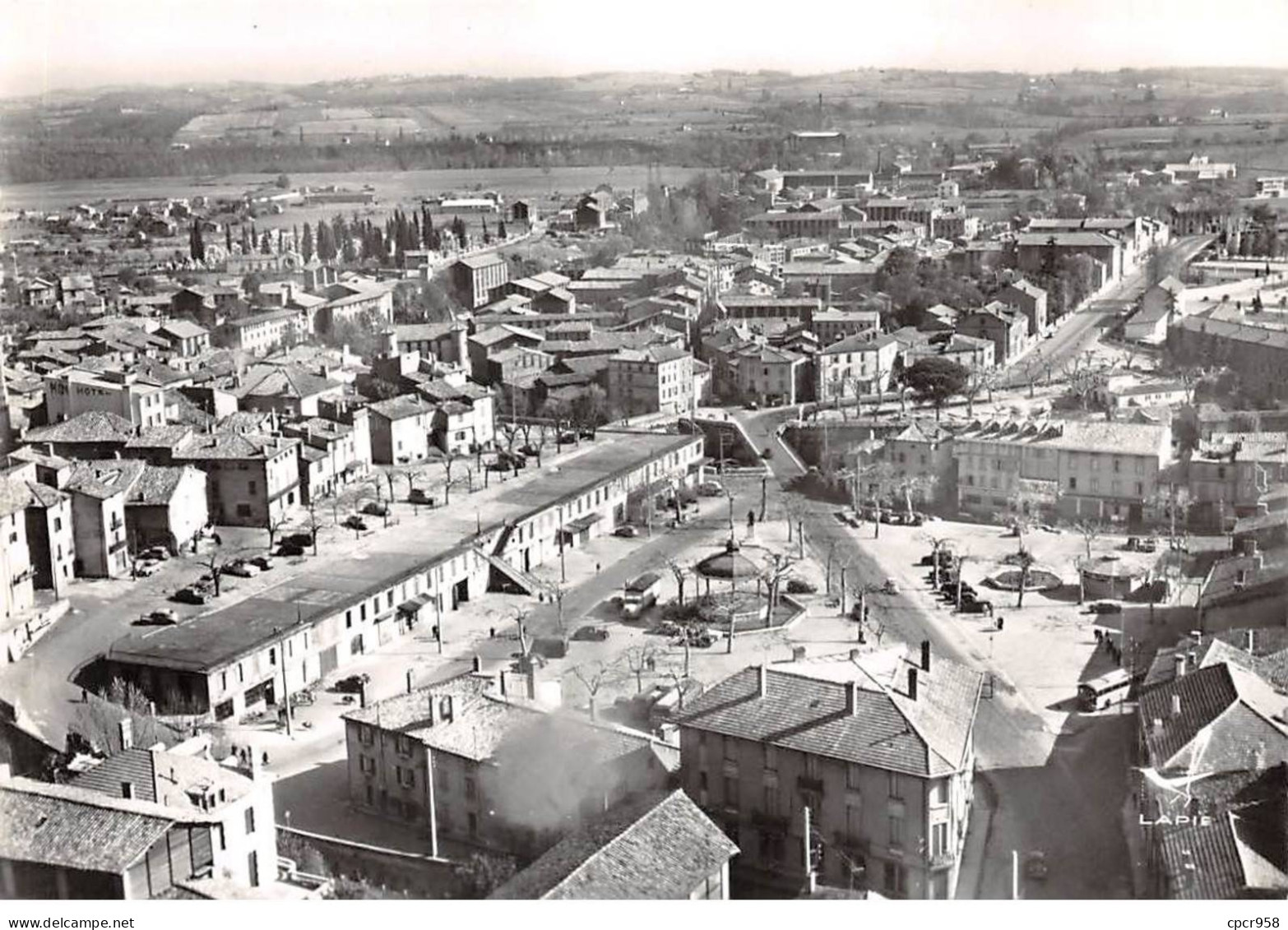 81 . N°sac10770 . GRAULHET . Place De Jourdain Et Le Chateau N°20 . En Avion Au Dessus De . Cpsm 10X15 Cm . LAPIE - Graulhet