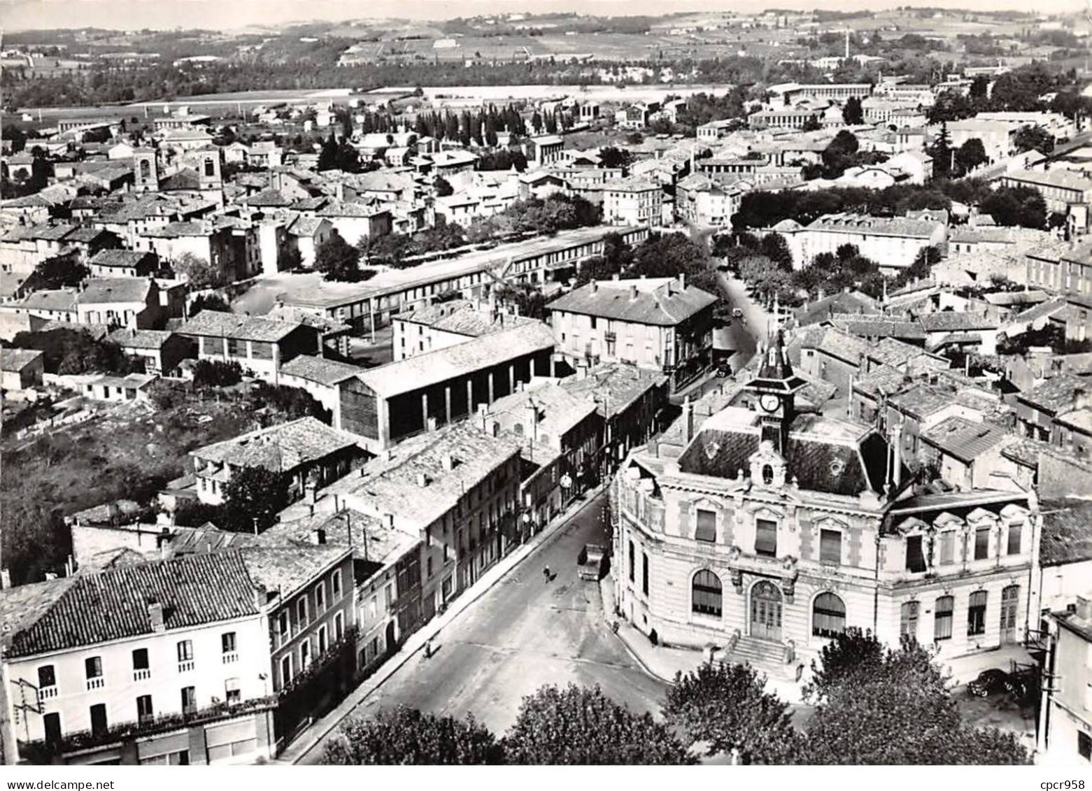 81 . N°sac10768 . GRAULHET . Caisse D'épargne Et L'avenue Gambetta N°4 . En Avion Au Dessus De . Cpsm 10X15 Cm . LAPIE - Graulhet