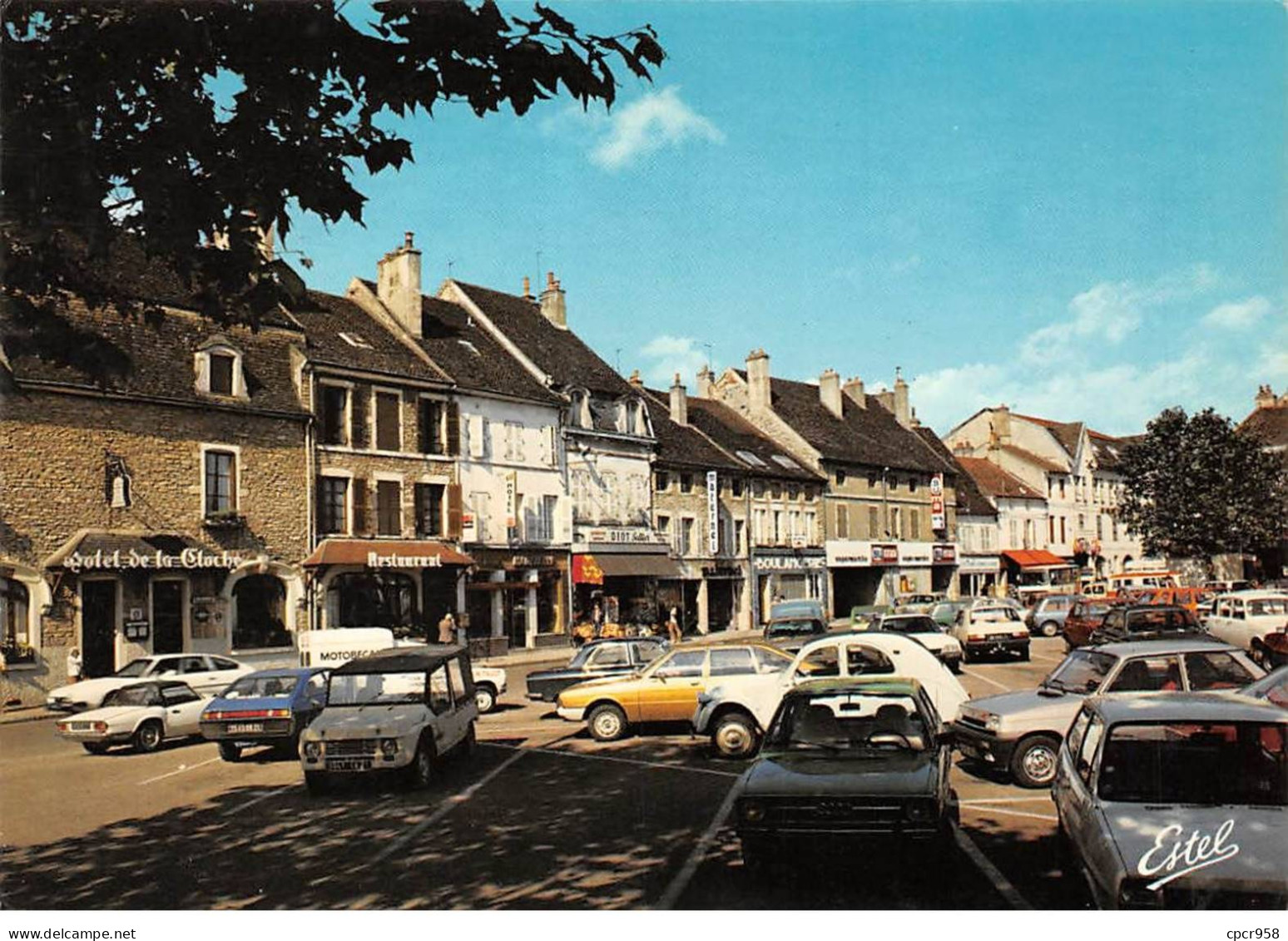 21 . N° Kri10416 .beaune  .la Place Du Faubourg Madelaine . N°21443 W . Edition Estel   . Cpsm 10X15 Cm . - Beaune