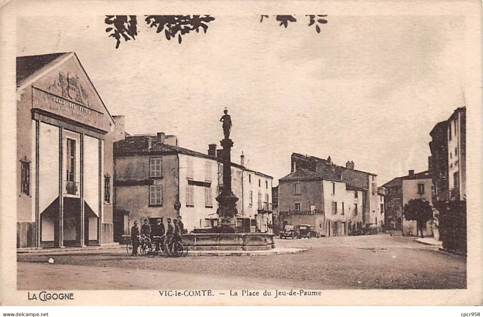 63 - VIC LE COMTE - SAN47671 - La Place Du Jeu De Paume - Vic Le Comte