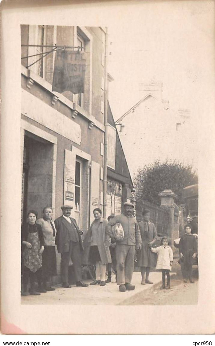 75 - N°84368 - PARIS - Personnes Devant L'Hôtel De La Poste - Commerce, Métier - Carte Photo à Localiser - Cafés, Hôtels, Restaurants