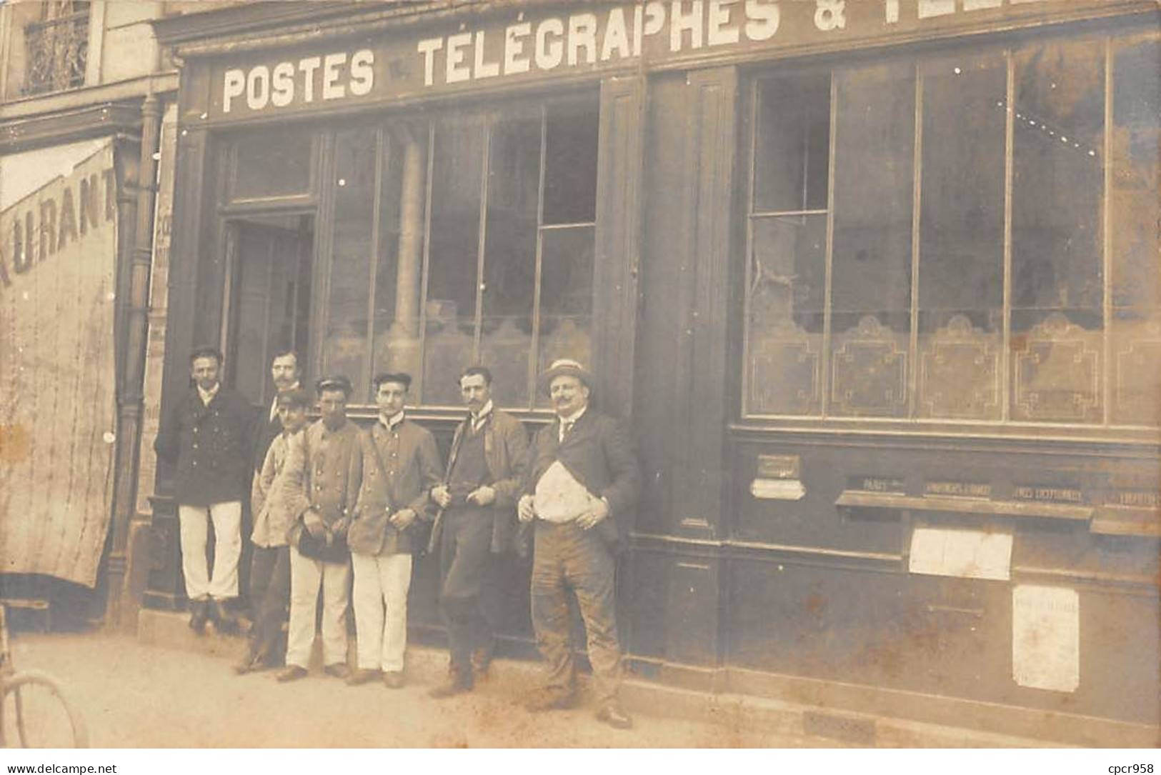 75019 - N°84373 - PARIS - Hommes Devant Un Bureau De Postes Et Télégraphes - Carte Photo - Distrito: 19