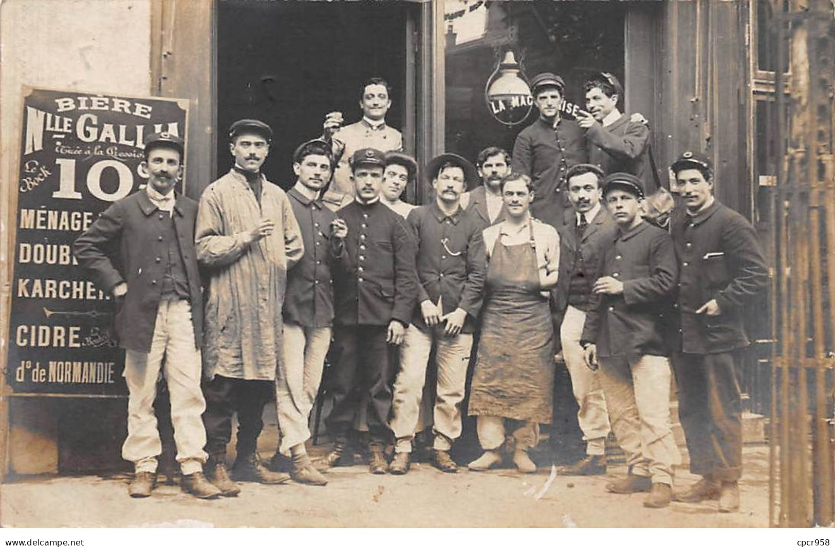 75020 - N°84374 - PARIS - Hommes Devant Un Café - Carte Photo - Paris (20)