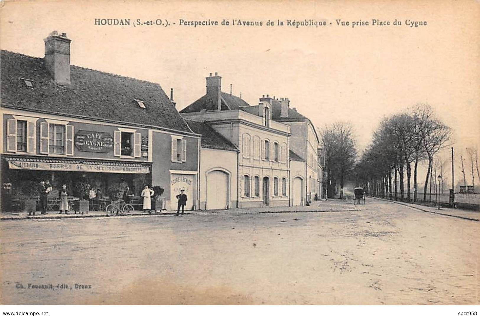 78 - HOUDAN - SAN57345 - Perspective De L'Avenue De La République - Vue Prise Place Du Cygne - Houdan