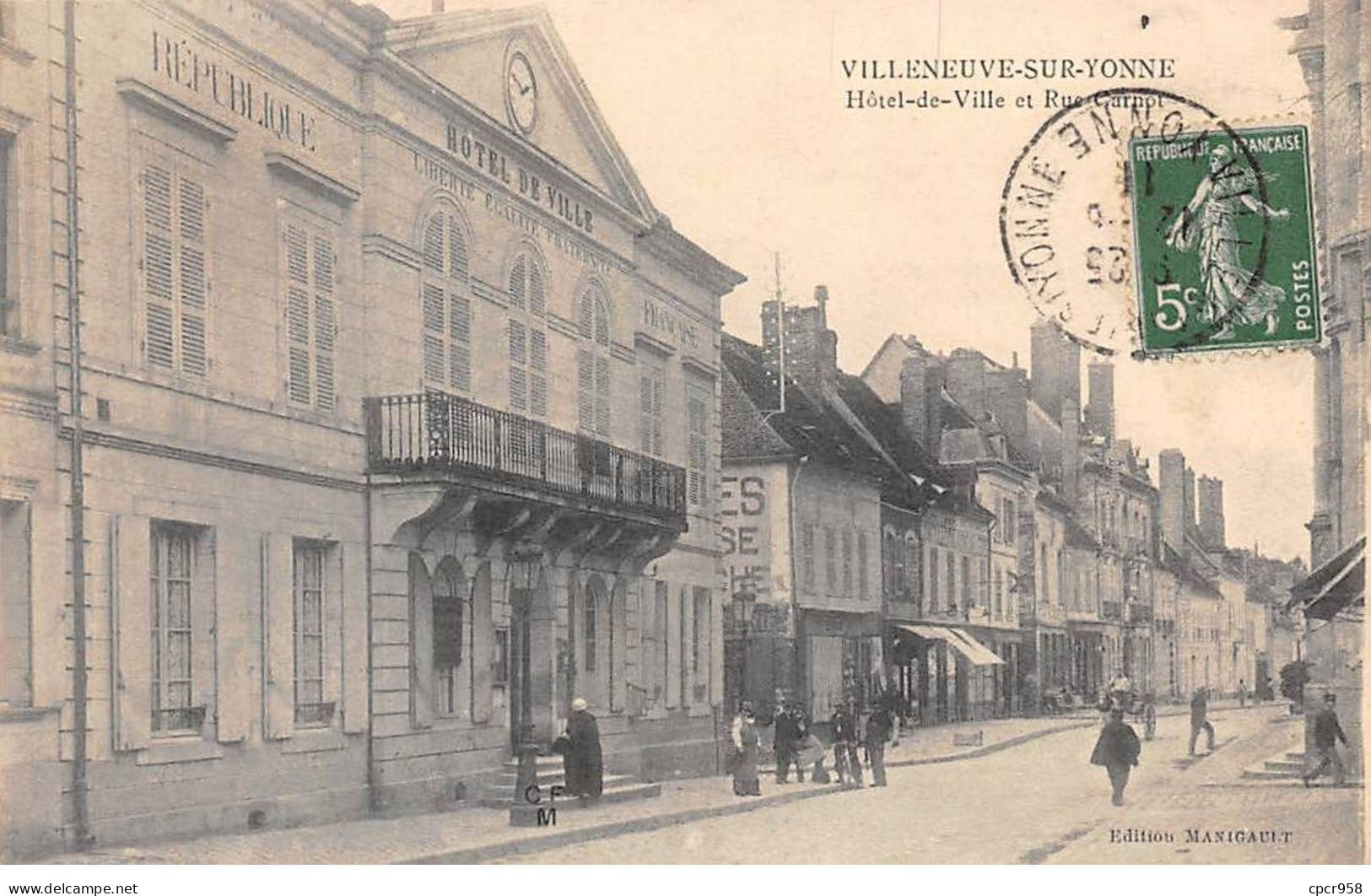 89 - VILLENEUVE SUR YONNE - SAN50869 - Hôtel De Ville Et Rue Carnot - Villeneuve-sur-Yonne