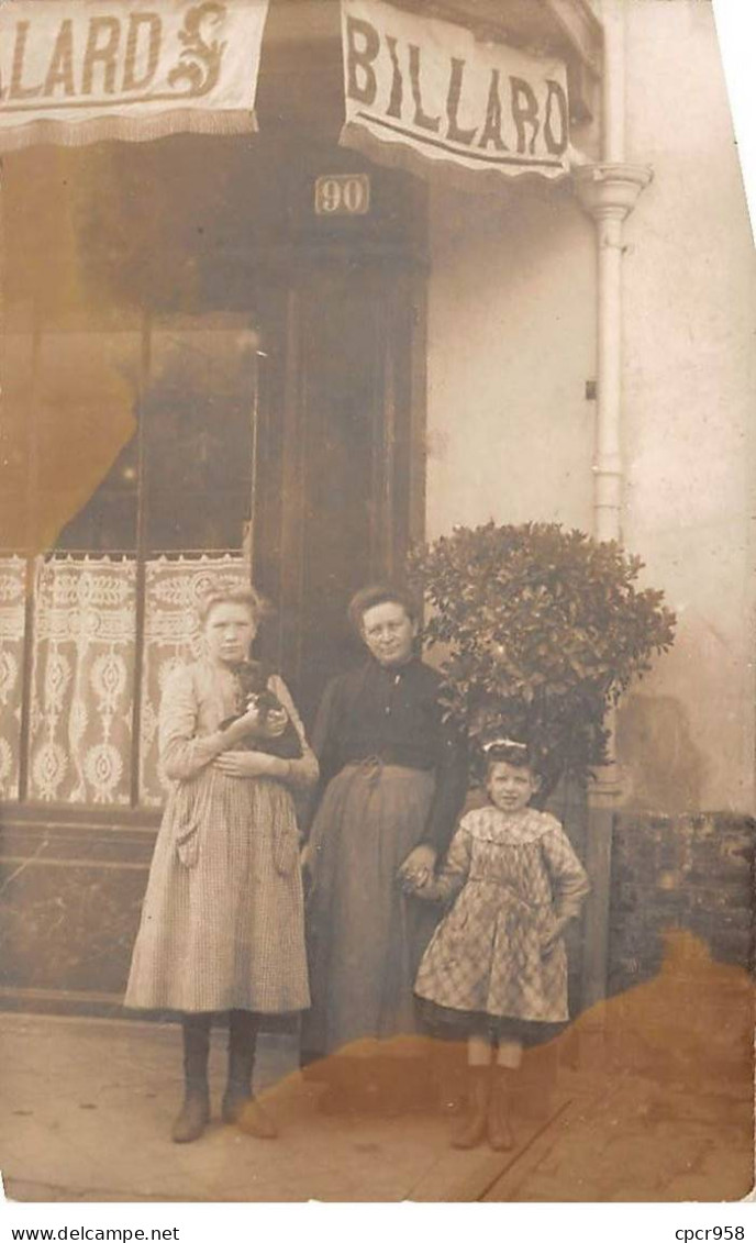 75 - N°84360 - PARIS - Femmes Et Fillette Devant Un Café - Commerce, Métier - Carte Photo - Cafés, Hôtels, Restaurants