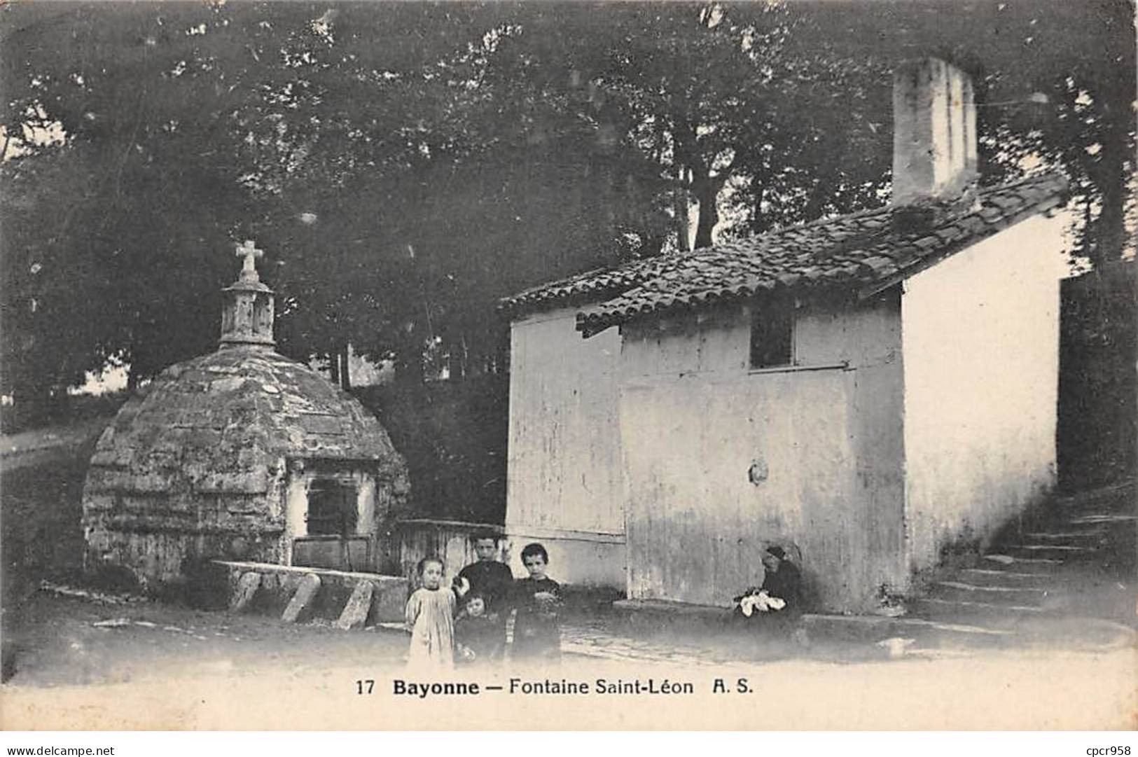 64 - BAYONNE - SAN53123 - Fontaine Saint Léon - Bayonne