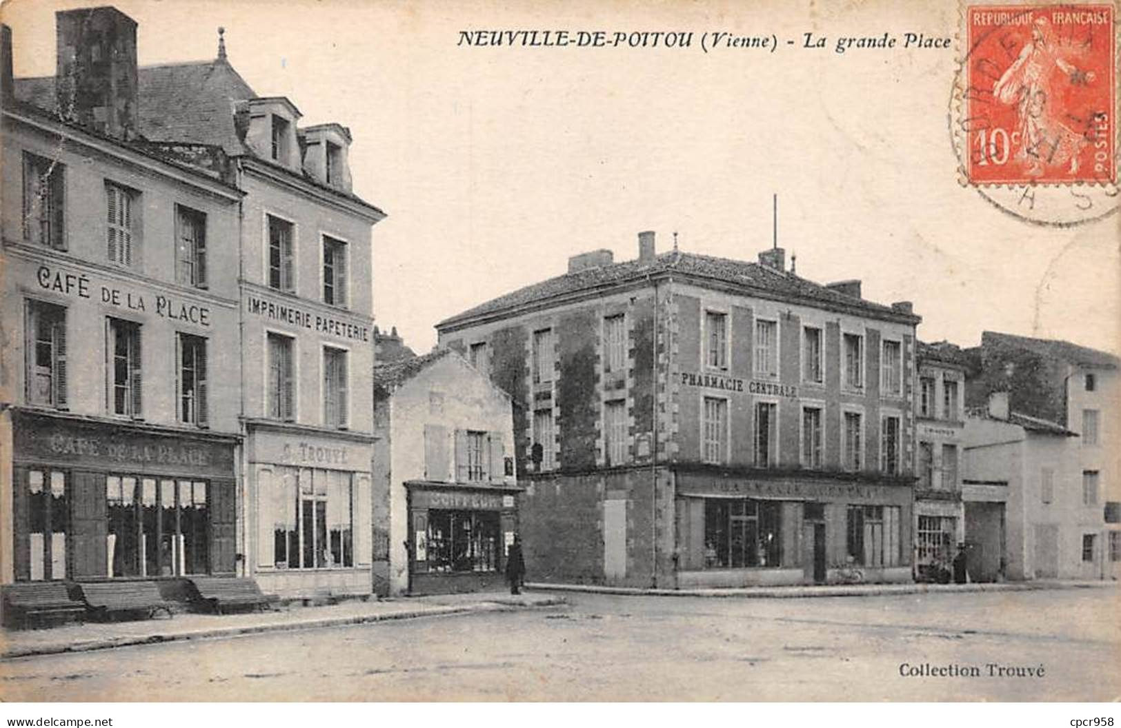 86 - NEUVILLE DE POITOU - SAN53441 - La Grande Place - Pli - Neuville En Poitou