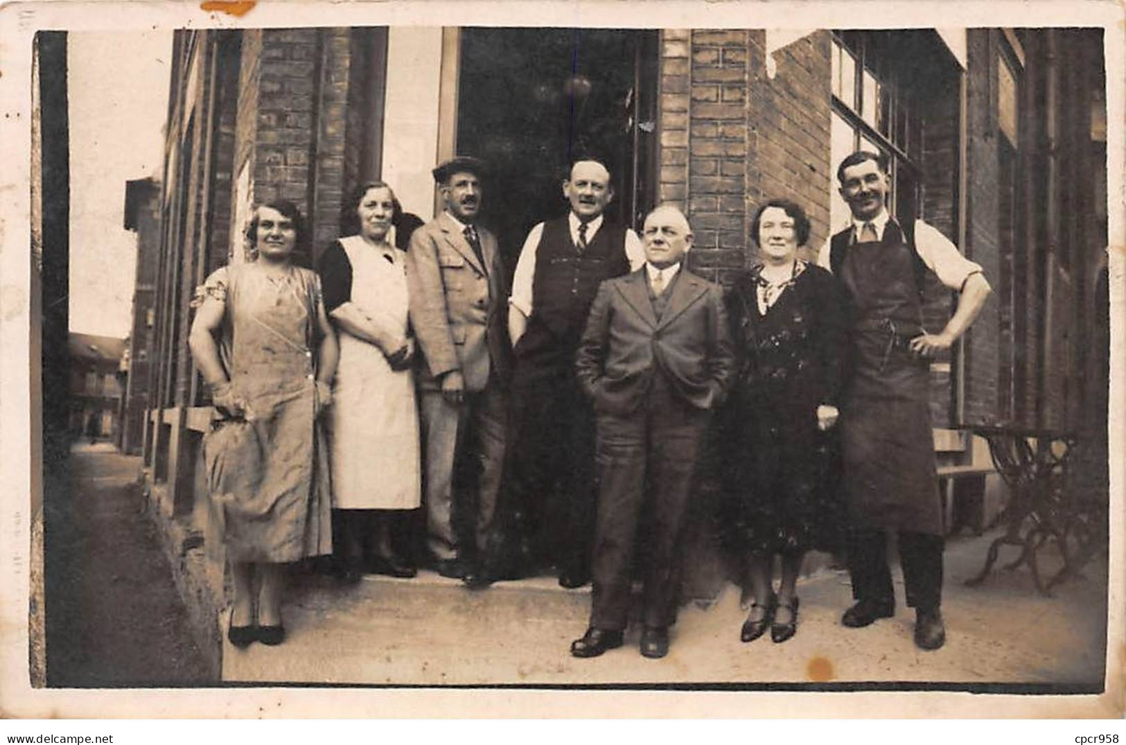 75 - N°84347 - PARIS - Hommes Et Femmes Sur Le Pas De Porte D'un Café - Commerce, Métier - Carte Photo - Cafés, Hôtels, Restaurants