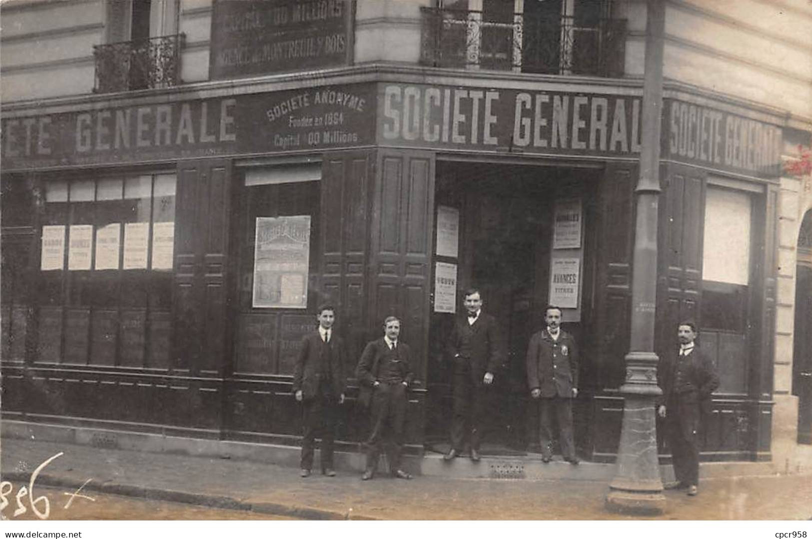 93 - N°84430 - MONTREUIL-SOUS-BOIS - Hommes Devant La Banque Société Générale - Carte Photo - Montreuil