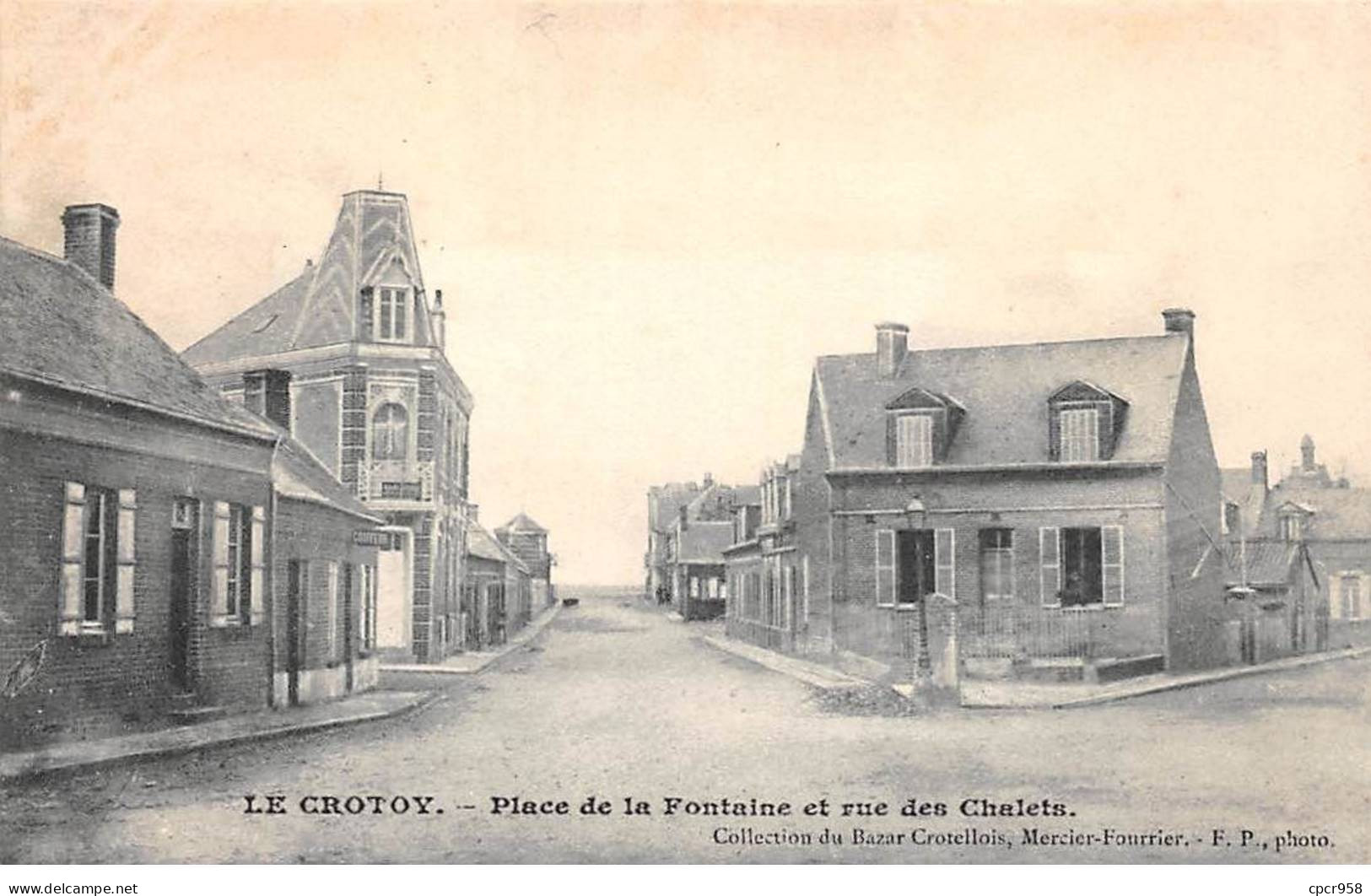 80 - LE CROTOY - SAN49445 - Place De La Fontaine Et Rue Des Chalets - Décollée - Le Crotoy