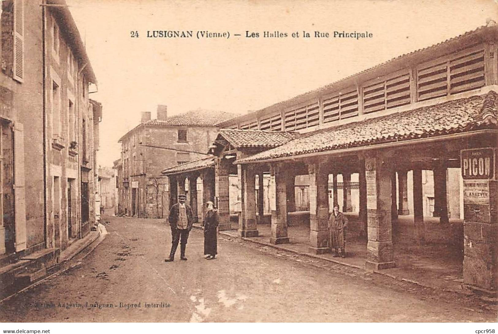 86 - LUSIGNAN - SAN49476 - Les Halles Halles Et La Rue Principale - Pli - Lusignan