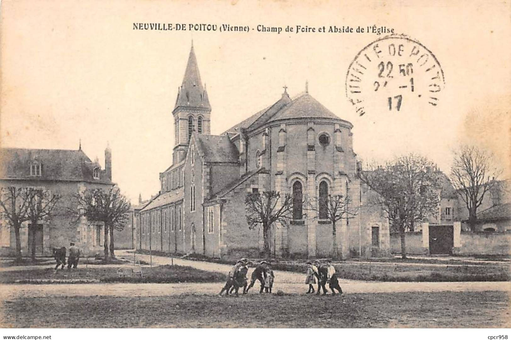 86 - NEUVILLE DE POITOU - SAN49482 - Champ De Foire Et Abside De L'Eglise - Neuville En Poitou